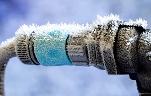 Frozen Hose and water pipe connection | how cold does it have to be for pipes to freeze