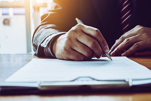 man signing a document | homeowners association contracts