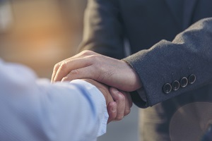 two men shaking hands | hoa lawyers